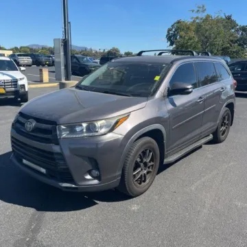 Gray 2017 Toyota Highlander SE for sale in Carlstadt, NJ