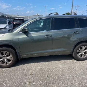 More photos of 2014 Toyota Highlander XLE at 101 Motors, NJ