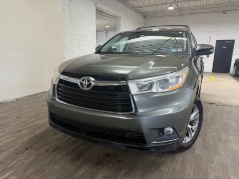 Green 2014 Toyota Highlander XLE for sale in Carlstadt, NJ
