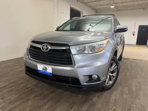 Silver 2014 Toyota Highlander XLE for sale in Carlstadt, NJ