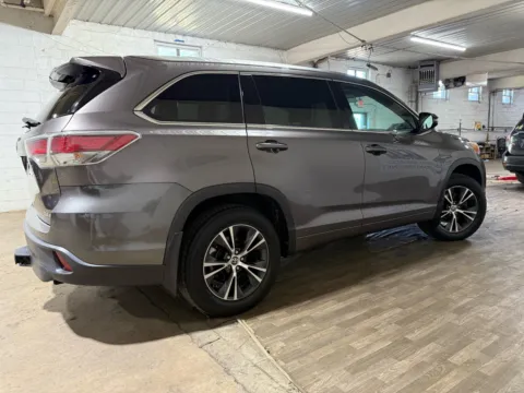 More photos of 2016 Toyota Highlander XLE at 101 Motors, NJ