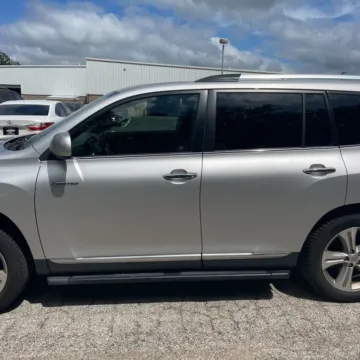 More photos of 2013 Toyota Highlander Limited at 101 Motors, NJ