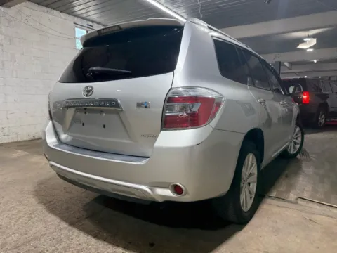 More photos of 2010 Toyota Highlander Hybrid Limited at 101 Motors, NJ
