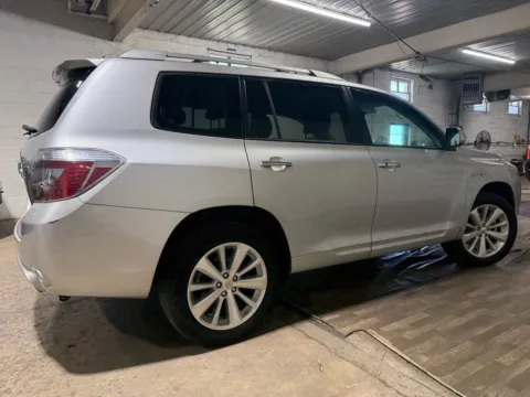 More photos of 2010 Toyota Highlander Hybrid Limited at 101 Motors, NJ