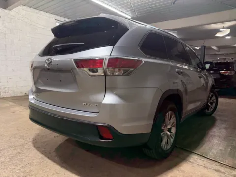 More photos of 2015 Toyota Highlander XLE V6 at 101 Motors, NJ