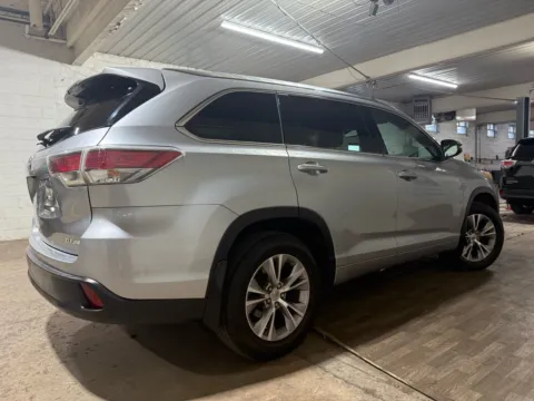 More photos of 2015 Toyota Highlander XLE V6 at 101 Motors, NJ