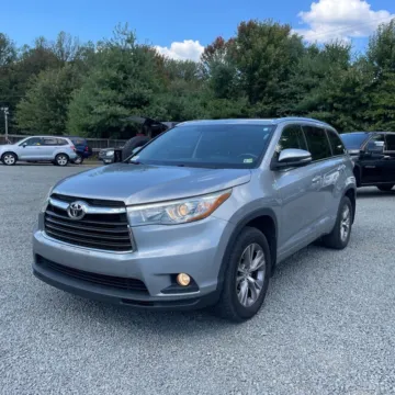Silver 2015 Toyota Highlander XLE V6 for sale in Carlstadt, NJ