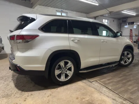 More photos of 2016 Toyota Highlander Limited Platinum V6 at 101 Motors, NJ