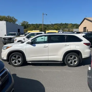 Another view of 2016 Toyota Highlander Limited Platinum V6 for sale in Carlstadt, NJ at 101 Motors