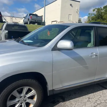 Photos of 2013 Toyota Highlander SE V6 for sale in Carlstadt, NJ at 101 Motors