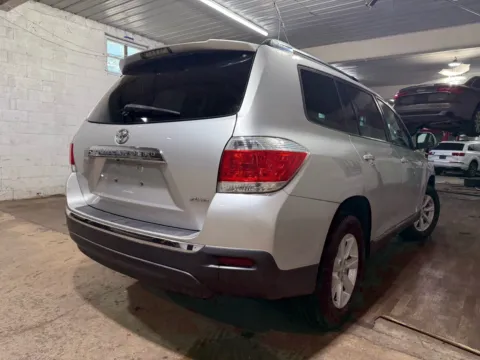 More photos of 2013 Toyota Highlander SE V6 at 101 Motors, NJ