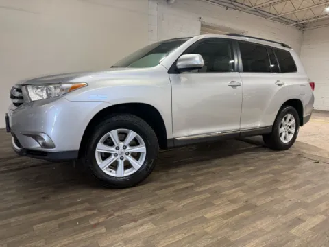 Photos of 2013 Toyota Highlander SE V6 for sale in Carlstadt, NJ at 101 Motors