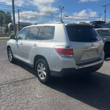 More photos of 2013 Toyota Highlander SE V6 at 101 Motors, NJ