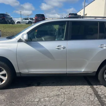More photos of 2013 Toyota Highlander SE V6 at 101 Motors, NJ