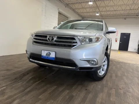 Silver 2013 Toyota Highlander SE V6 for sale in Carlstadt, NJ