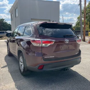 More photos of 2015 Toyota Highlander XLE V6 at 101 Motors, NJ