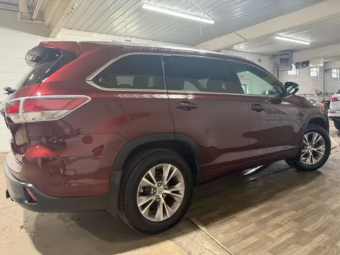 More photos of 2015 Toyota Highlander XLE V6 at 101 Motors, NJ