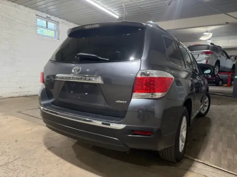 More photos of 2013 Toyota Highlander SE V6 at 101 Motors, NJ