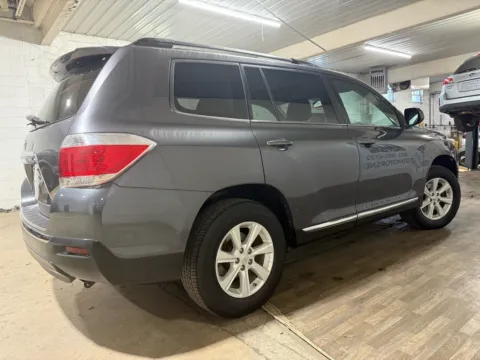 More photos of 2013 Toyota Highlander SE V6 at 101 Motors, NJ