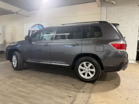 Another view of 2013 Toyota Highlander SE V6 for sale in Carlstadt, NJ at 101 Motors