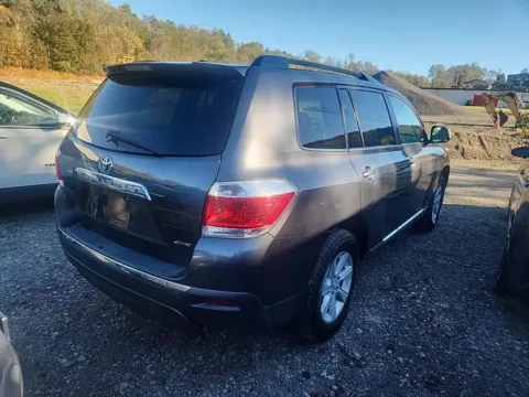 More photos of 2012 Toyota Highlander SE V6 at 101 Motors, NJ