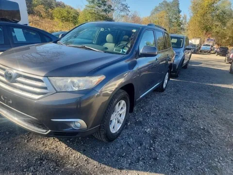 Gray 2012 Toyota Highlander SE V6 for sale in Carlstadt, NJ