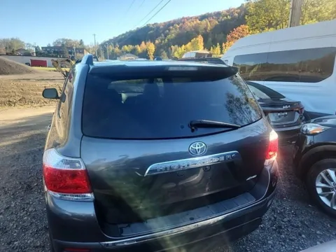 More photos of 2012 Toyota Highlander SE V6 at 101 Motors, NJ