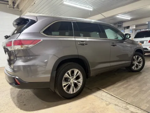 More photos of 2014 Toyota Highlander XLE V6 at 101 Motors, NJ