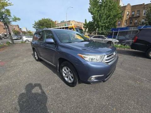 More photos of 2013 Toyota Highlander SE V6 at 101 Motors, NJ