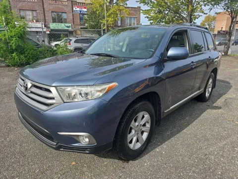 Blue 2013 Toyota Highlander SE V6 for sale in Carlstadt, NJ