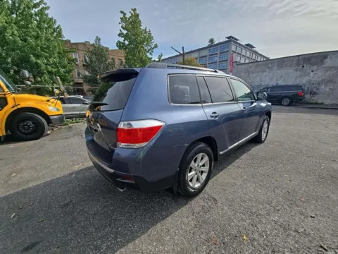 Another view of 2013 Toyota Highlander SE V6 for sale in Carlstadt, NJ at 101 Motors