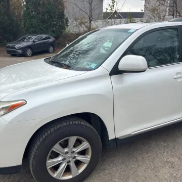 Photos of 2012 Toyota Highlander SE V6 for sale in Carlstadt, NJ at 101 Motors
