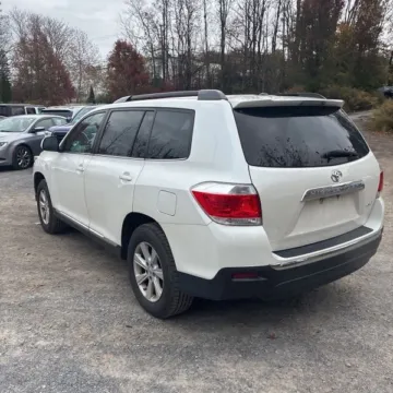 More photos of 2012 Toyota Highlander SE V6 at 101 Motors, NJ