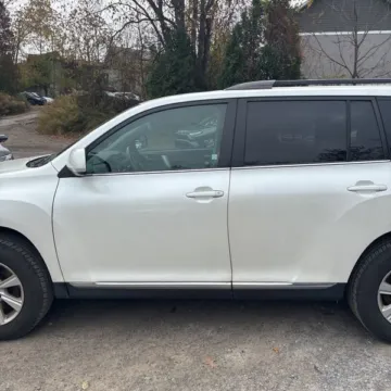 More photos of 2012 Toyota Highlander SE V6 at 101 Motors, NJ