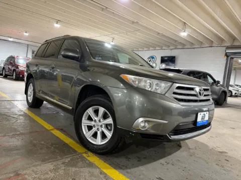 More photos of 2012 Toyota Highlander SE V6 at 101 Motors, NJ