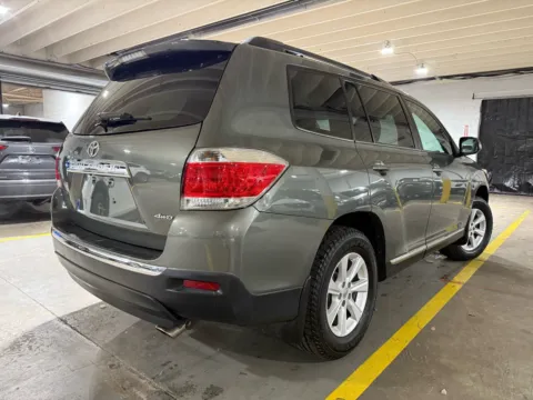 More photos of 2012 Toyota Highlander SE V6 at 101 Motors, NJ