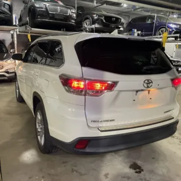 More photos of 2016 Toyota Highlander Limited Platinum V6 at 101 Motors, NJ