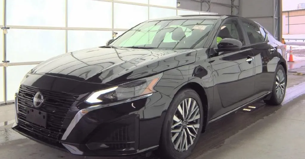 Black 2023 Nissan Altima 2.5 SV for sale in Columbus, OH