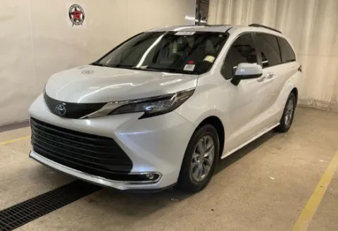 White 2022 Toyota Sienna XLE for sale in Columbus, OH