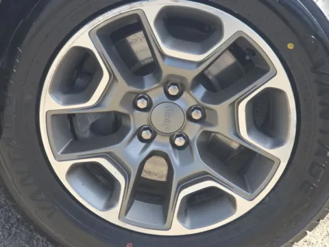 More photos of 2020 Jeep Cherokee Trailhawk at SAVVY AUTO SALES LLC, OH