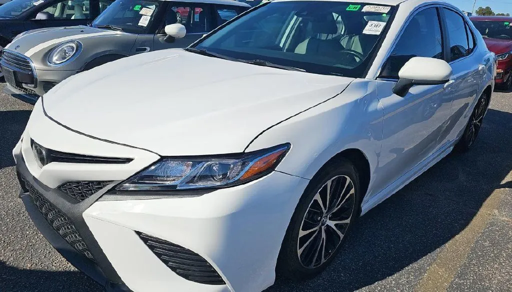White 2019 Toyota Camry SE for sale in Columbus, OH