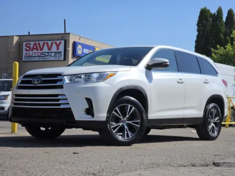 White 2019 Toyota Highlander LE for sale in Columbus, OH