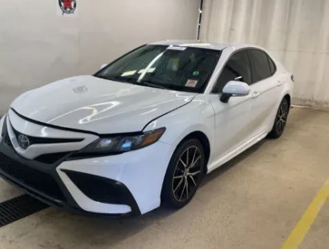 White 2023 Toyota Camry SE for sale in Columbus, OH