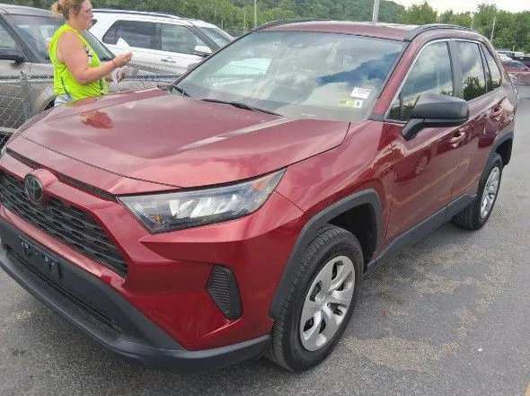 2021 Toyota RAV4 LE AWD's photo