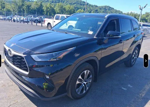 Black 2022 Toyota Highlander XLE for sale in Columbus, OH