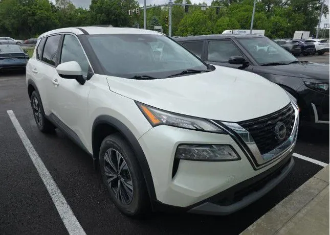 White 2023 Nissan Rogue SV for sale in Columbus, OH