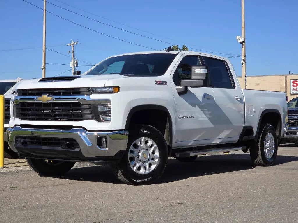 Chevrolet Silverado photo 2