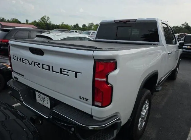Chevrolet Silverado photo 3