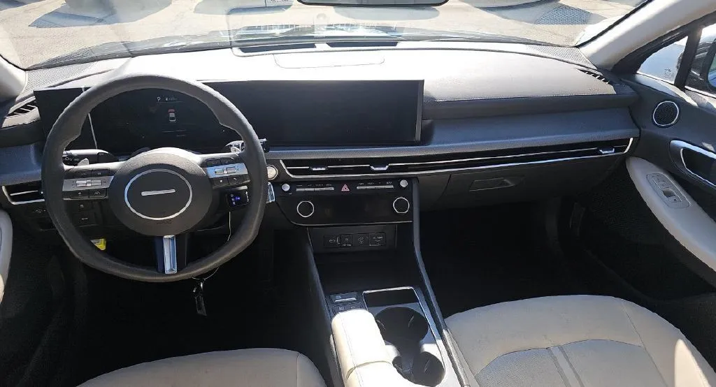 Hyundai Sonata photo 2