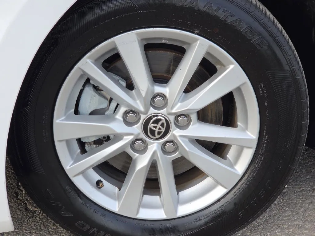 Toyota Camry photo 8